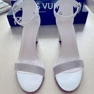 DAVID'S BRIDAL White block heel with crystal toe strap, Size 7m